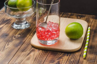 İçkiyi bardakta buzla karıştırmak. Kapat.