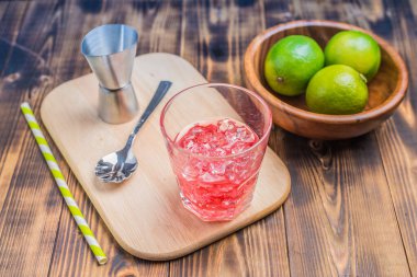 Ahşap bir masada kokteyl hazırlıyorum. İçkiyi bardakta buzla karıştırmak. Üst görünüm