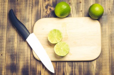 Ahşap mutfak masasında dilimlenmiş limon. Üst görünüm.