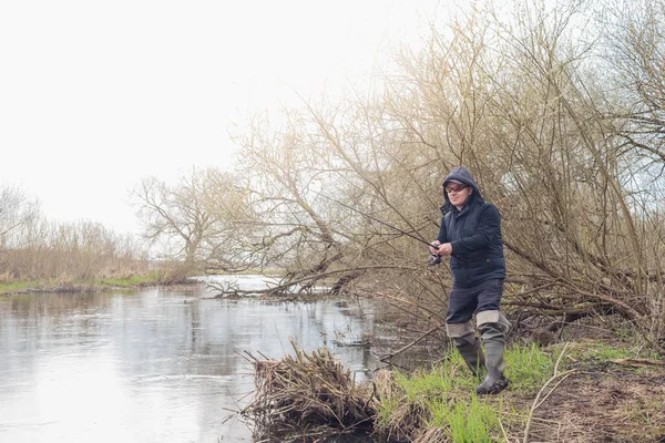 Pescatore Tira Pesce Con Una Canna Spinning Piedi Sul Fiume — Foto Stock