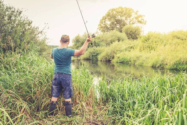 Рибалка Кидає Бійку Літня Риболовля Річці — стокове фото