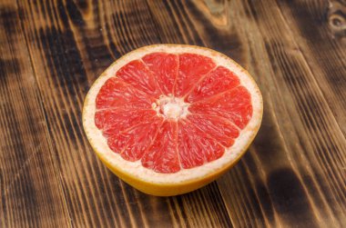 Tahta masada kırmızı greyfurtun yarısını kes.. 