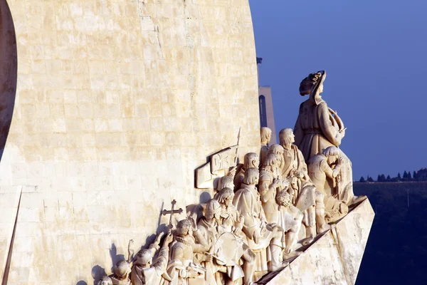 Monument till den portugisiska hav upptäckter. Lissabon, portugal — Stockfoto
