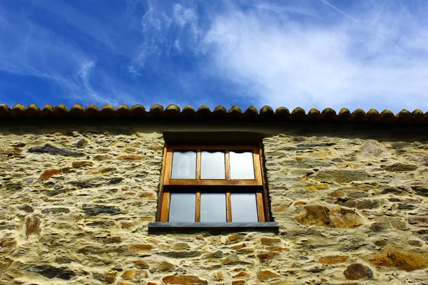Detalj av ett hus på en portugisisk skiffer village — Stockfoto