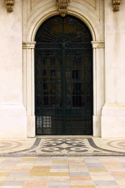 Detail van een oude deur in Lissabon, portugal — Stockfoto