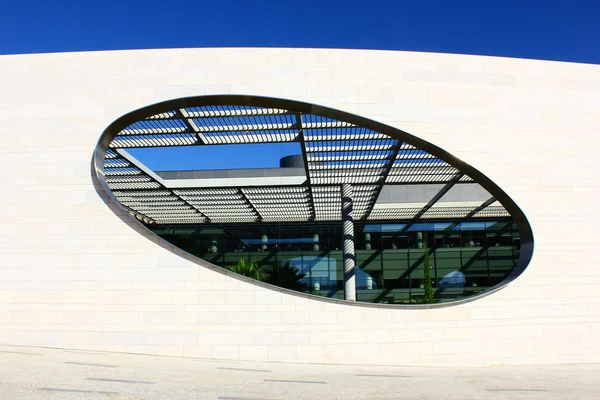 Detalj av en modern byggnad i Lissabon, portugal — Stockfoto