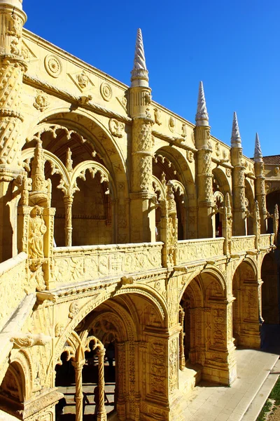 Detail of the cloister of the portuguese Hieronymites Monastery — Stock Photo, Image