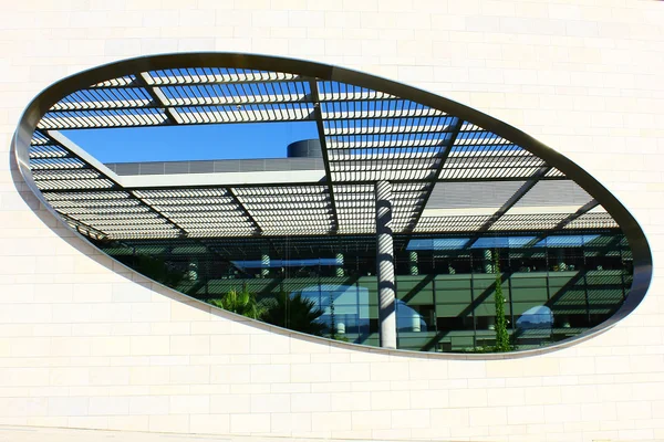 Detalle de un edificio moderno en Lisboa, Portugal — Foto de Stock