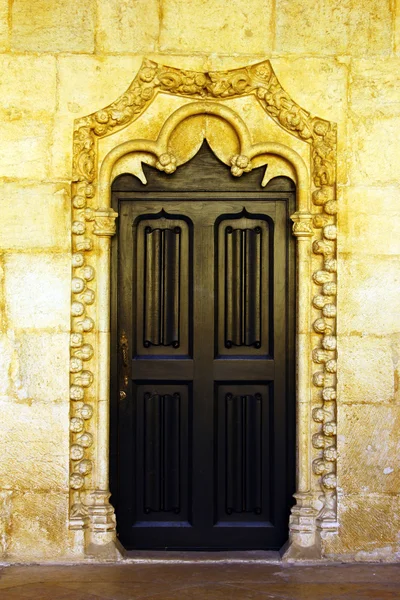 Мбаппе о старой двери в монастыре Мбаппе, Лисбон, Пор — стоковое фото