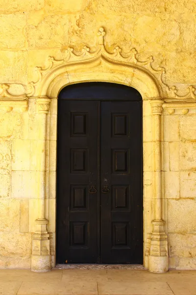 Détail d'une ancienne porte au monastère Hieronimites, Lisbonne, Por — Photo