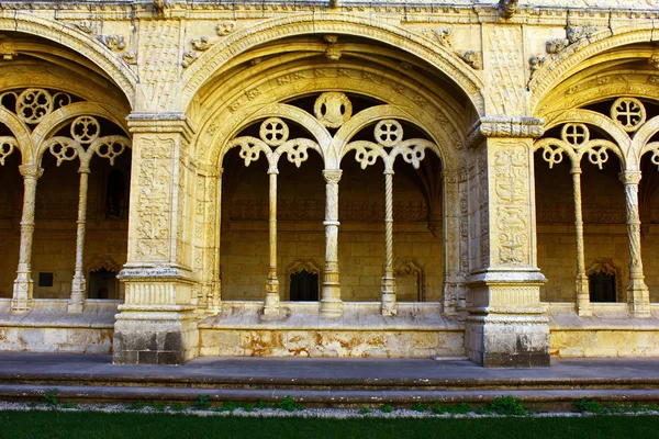 Detalhe do claustro do mosteiro português de Hieronymites — Fotografia de Stock