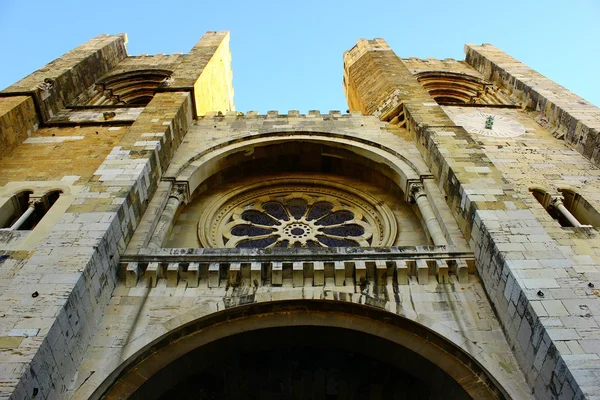 Detalhe da fachada da catedral de lisboa, portugal — Fotografia de Stock