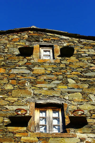 Pequena aldeia de montanha típica de xisto — Fotografia de Stock