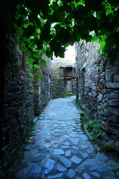 Piccolo tipico villaggio di montagna di scisto — Foto Stock