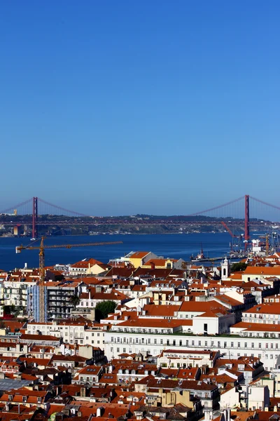 El centro y el puente, Lisboa, Portugal — Foto de Stock