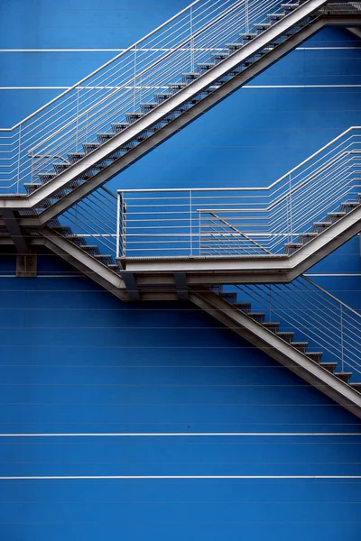 Escaleras de hierro Fondo — Foto de Stock