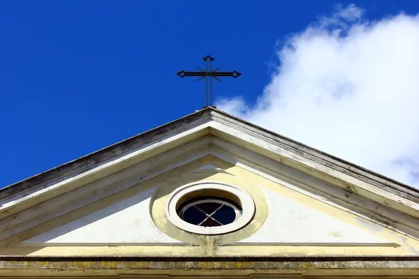 Detalj av en gammal kyrka och korset — Stockfoto