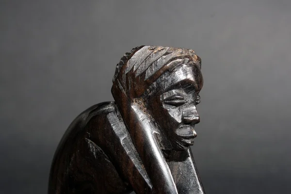 Statue africaine en bois faite main — Photo