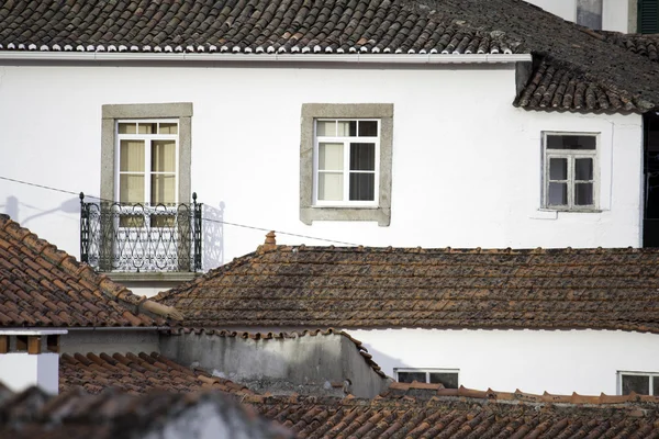 Detail einiger Häuser und Dachziegel an einem kleinen portugiesischen Dorf — Stockfoto