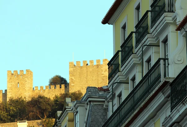 Detail of an old building and the castle at Lisbon, Portugal — Stock Photo, Image