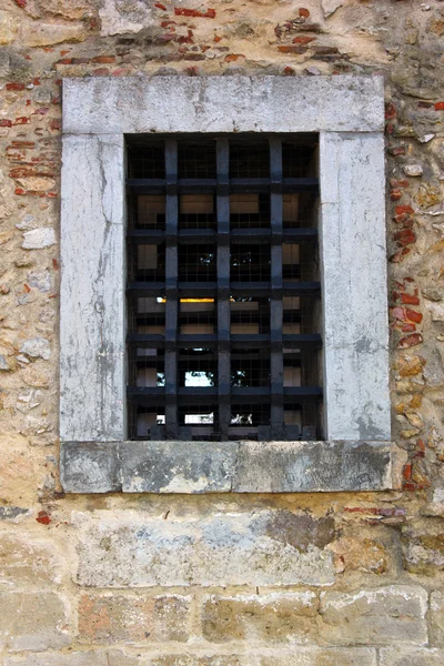 Detalj av ett fönster vid saint george slott, Lissabon, portugal — Stockfoto