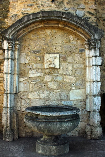 Dettaglio di una vecchia fontana a Lisbona, Portogallo — Foto Stock