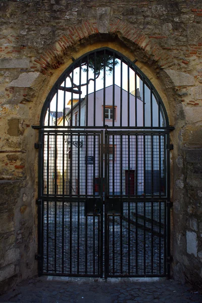 Detalj av en dør ved Saint George Castle i Lisboa, Portugal – stockfoto