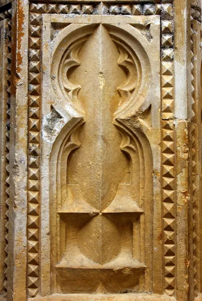 Detalhe de uma coluna no Mosteiro da Batalha, Portugal — Fotografia de Stock