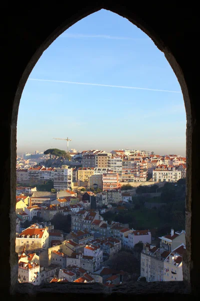 Detail eines Fensters an der Burg Saint George, Lissabon, Portugal — Stockfoto