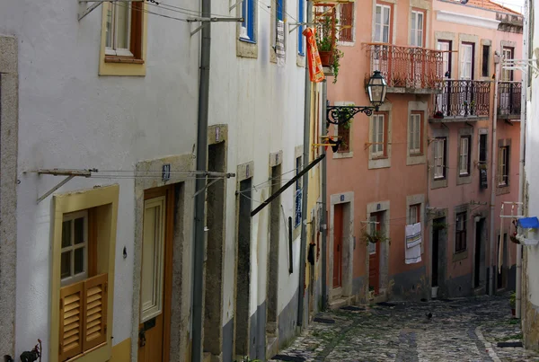 Detalj av en smal gata i Lissabon, portugal Stockbild