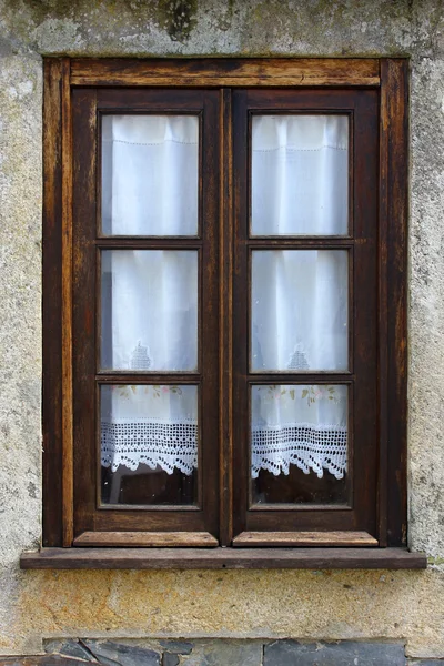 Detalle de una ventana de madera — Foto de Stock