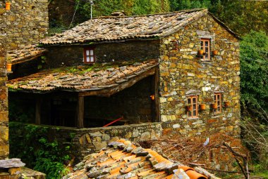küçük tipik dağ köyü olan şist