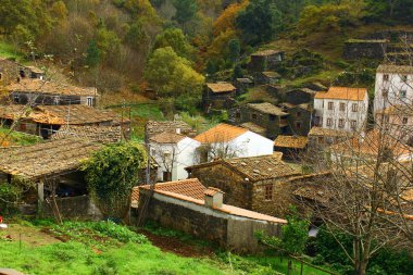 küçük tipik dağ köyü olan şist