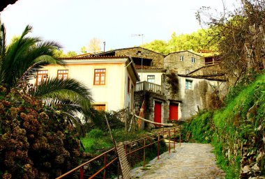 küçük tipik dağ köyü olan şist