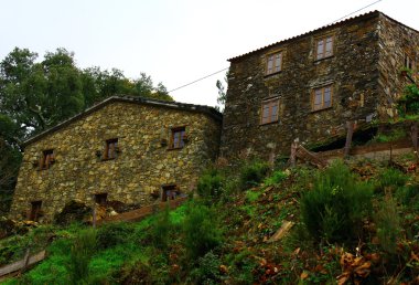 küçük tipik dağ köyü olan şist