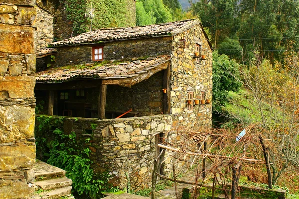 Pequeño pueblo típico de montaña de esquisto — Foto de Stock