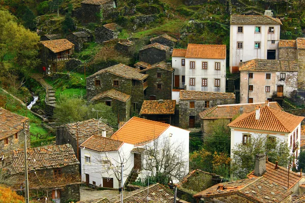 Kleine typische bergdorp schisttegels — Stockfoto