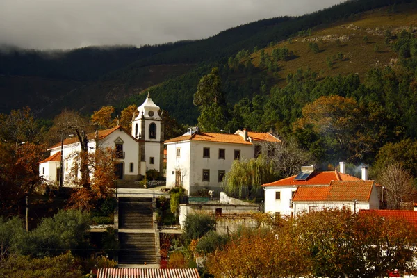 Vista sobre un pequeño pueblo portugués — Foto de Stock