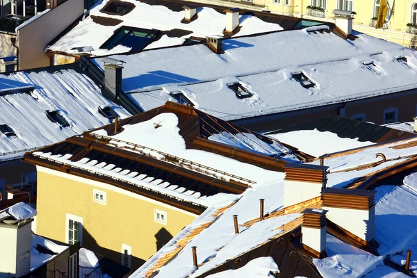 Casas cubiertas de nieve en Salzburgo, Austria — Foto de Stock
