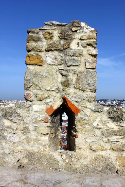 Detalj av ett bröstvärn på slottet saint george, Lissabon, Po — Stockfoto