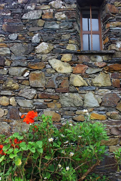 Detail of an old schist house — Stock Photo, Image