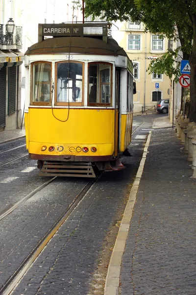 Berömda spårvagn 28, Lissabon, portugal — Stockfoto