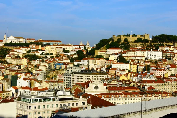 Вид на Замковый холм и центр города, Лисбон, Португалия — стоковое фото