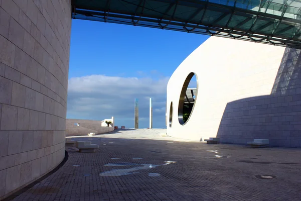 Detalj av en modern byggnad i Lissabon, portugal — Stockfoto
