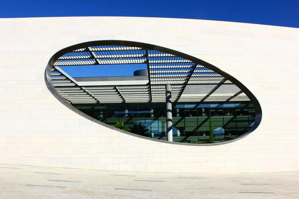 Detalhe de um edifício moderno em Lisboa, Portugal — Fotografia de Stock