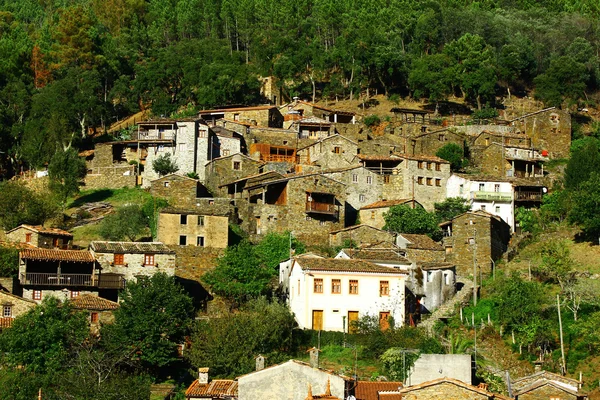 Petit village typique de montagne de schiste — Photo