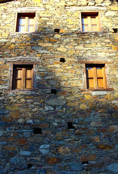 Petit village typique de montagne de schiste — Photo