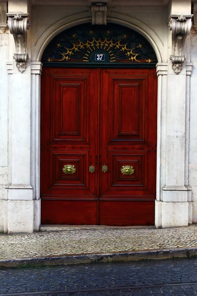 Detalj av en gammal dörr i Lissabon, portugal — Stockfoto