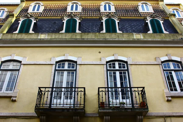 Detalhe de um edifício antigo em Lisboa, Portugal — Fotografia de Stock