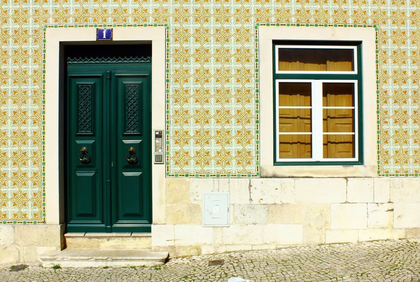 Detalhe de um edifício antigo em Lisboa, Portugal — Fotografia de Stock